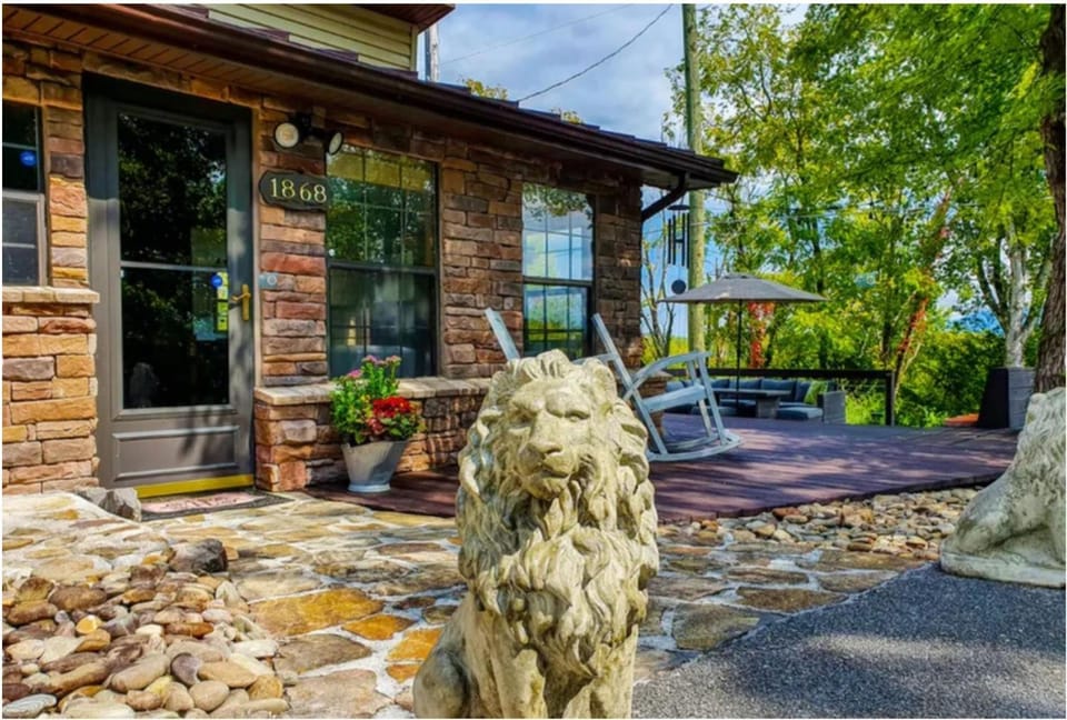 Haleywood, Private 125 acres on Lake Douglas with 2 cabins, Seasonal Pool, Boat Dock, Free Ticket! Cabin in Sevierville