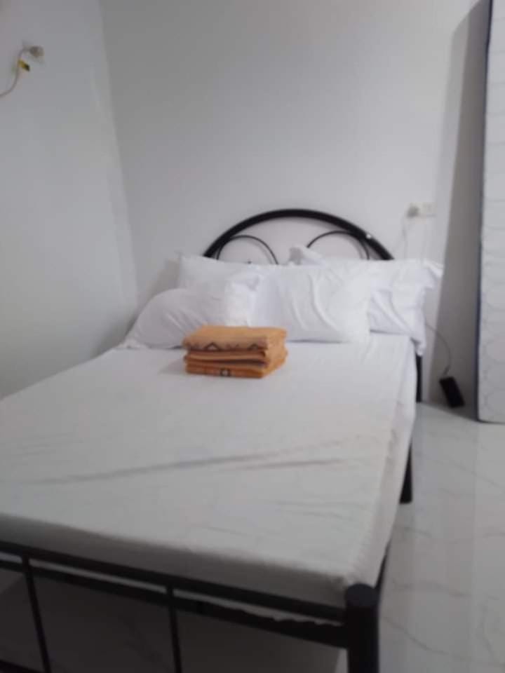 Bedroom, towels