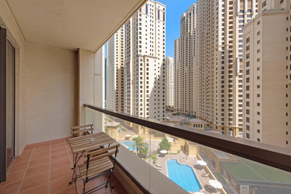Sleek Studio in JBR with Pool & Dubai Skyline View Apartment in Dubai