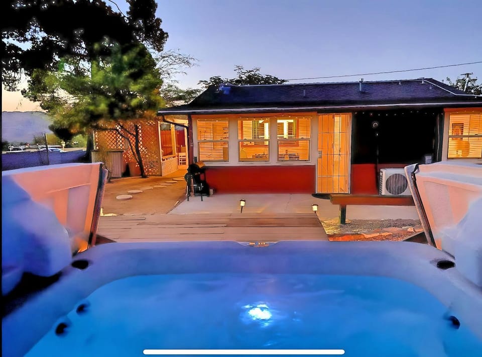 JT's Star Catcher Cabin - HOT TUB Cabin in Yucca Valley