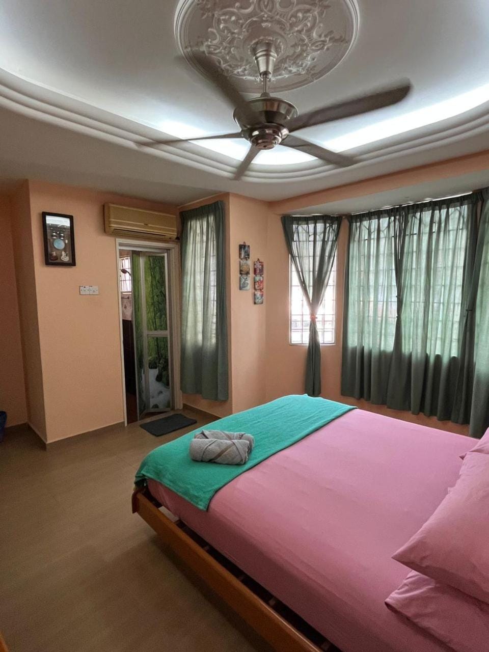 Bedroom, fireplace, air conditioner