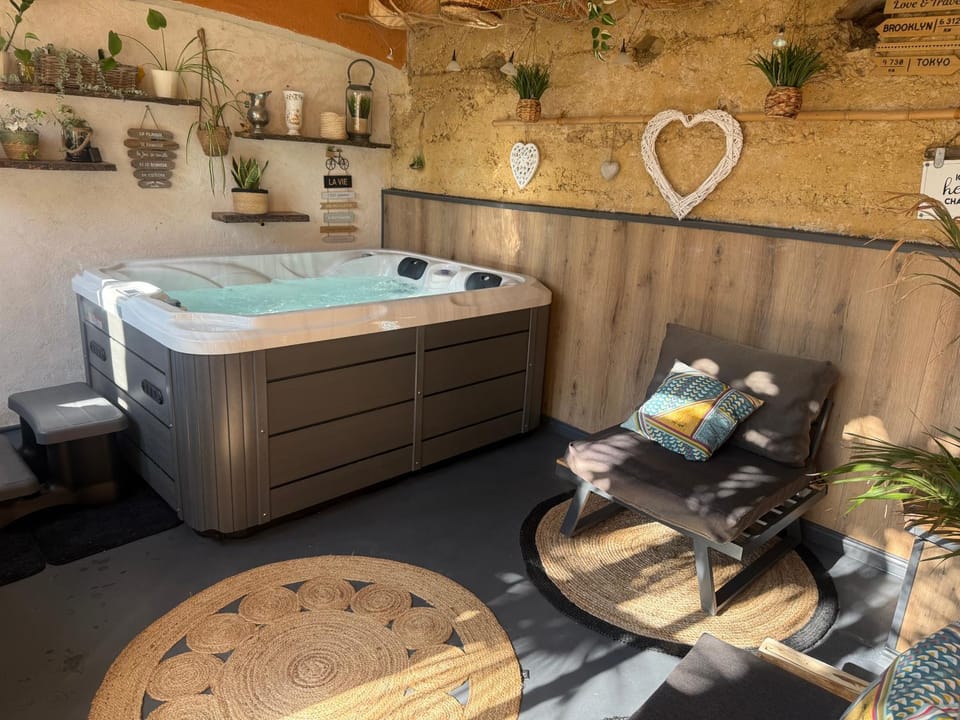 Hot Tub, Swimming pool