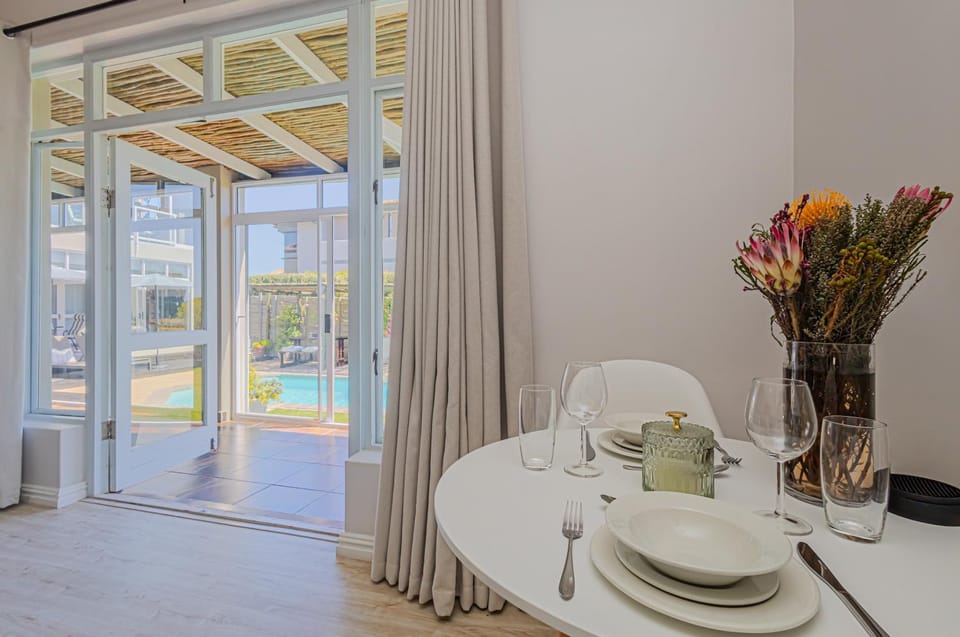 Food and drinks, Dining area, Pool view, Swimming pool, air conditioner