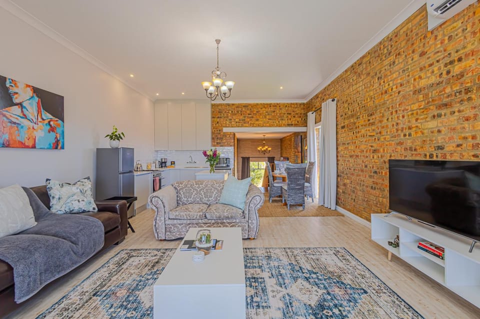 TV and multimedia, Kitchen or kitchenette, Living room, Photo of the whole room, Seating area, Dining area, dishwasher, heating, microwave, oven, stove, air conditioner