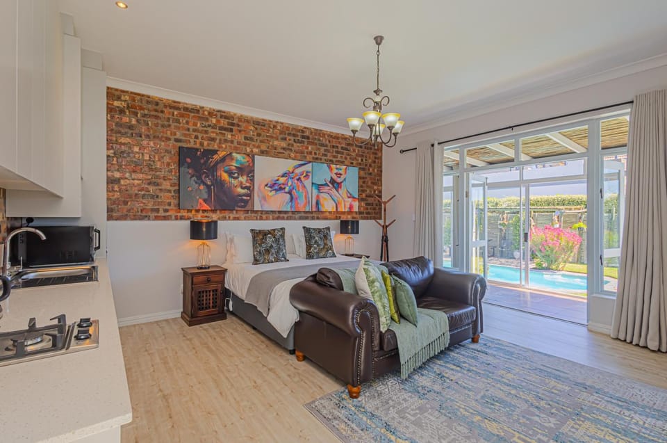 Bed, TV and multimedia, Coffee/tea facilities, Kitchen or kitchenette, Living room, Photo of the whole room, Seating area, Bedroom, Pool view, dishwasher, heating, oven, stove, air conditioner