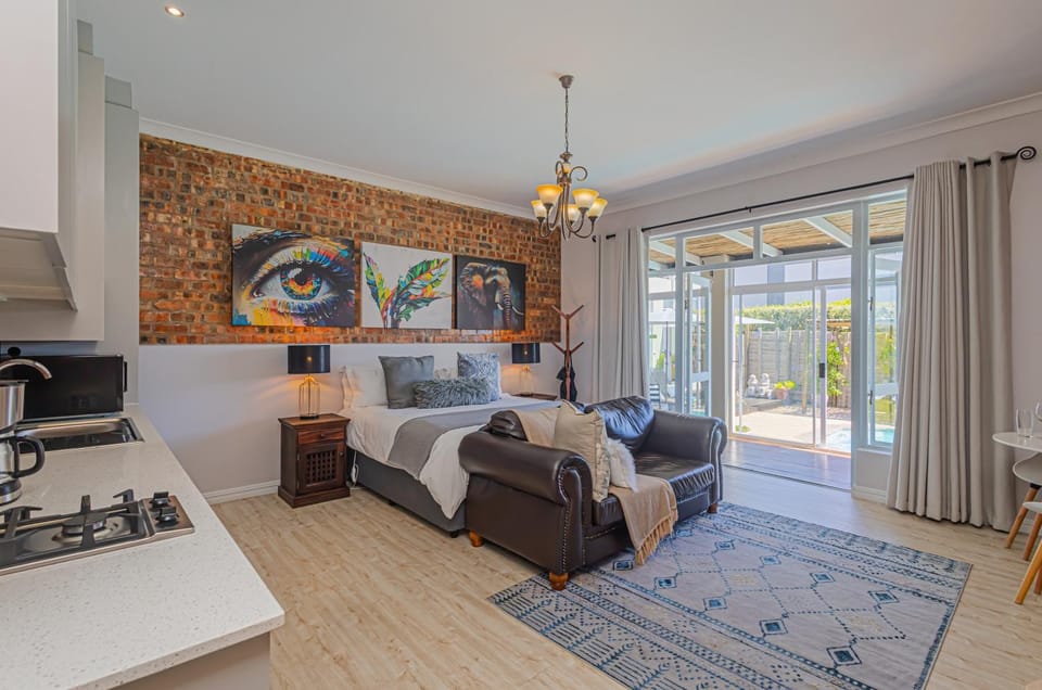 Bed, Kitchen or kitchenette, Living room, Photo of the whole room, Seating area, Bedroom, hair dryier, heating, stove, air conditioner