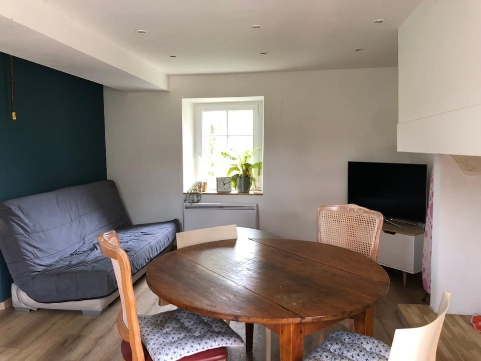 Communal lounge/ TV room, TV and multimedia, Living room, Seating area, Dining area