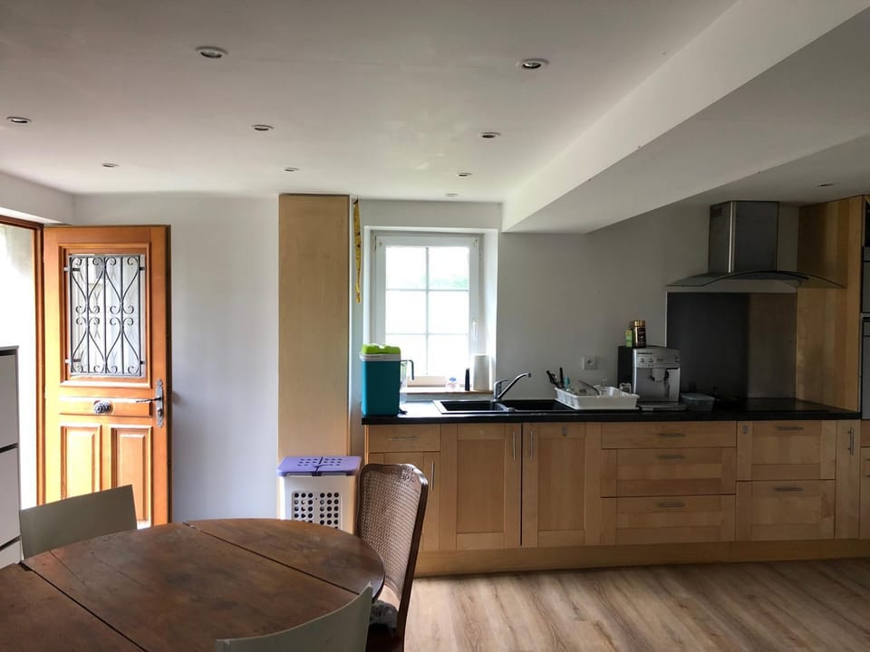 Kitchen or kitchenette, Dining area, minibar, pet friendly, stove