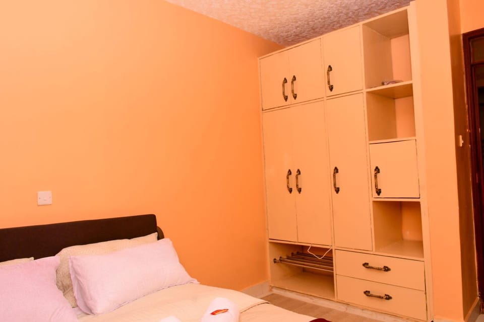 Photo of the whole room, Bedroom, wardrobe