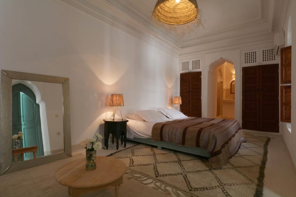 Bed, Living room, Photo of the whole room, Seating area, Bedroom