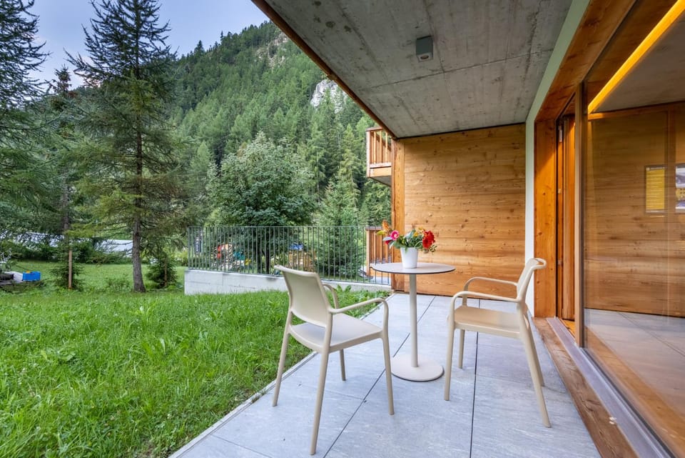 Property building, Patio, Spring, Day, Natural landscape, Garden, Dining area, Garden view