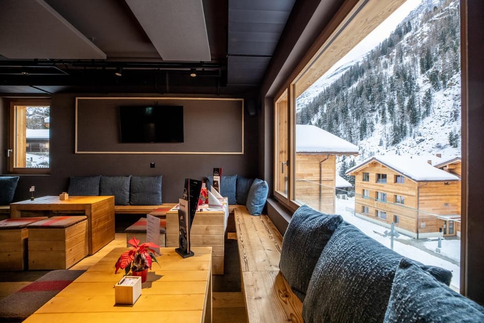Communal lounge/ TV room, Natural landscape, Winter, TV and multimedia, Living room, Seating area, Evening entertainment, Mountain view