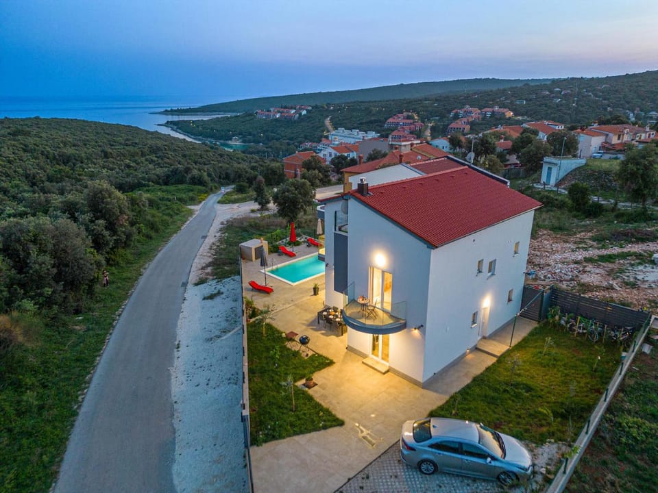 Property building, Day, Neighbourhood, Natural landscape, Bird's eye view, Sea view, Street view, Swimming pool, Location, Parking