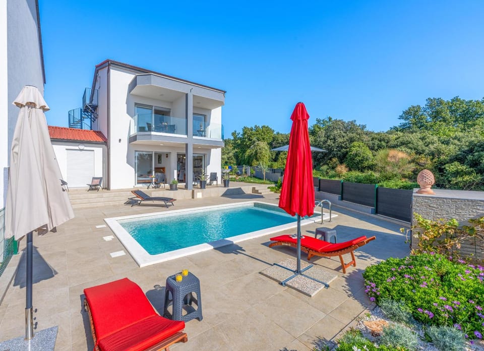 Property building, Patio, Day, Garden, Garden view, Pool view, Swimming pool, sunbed
