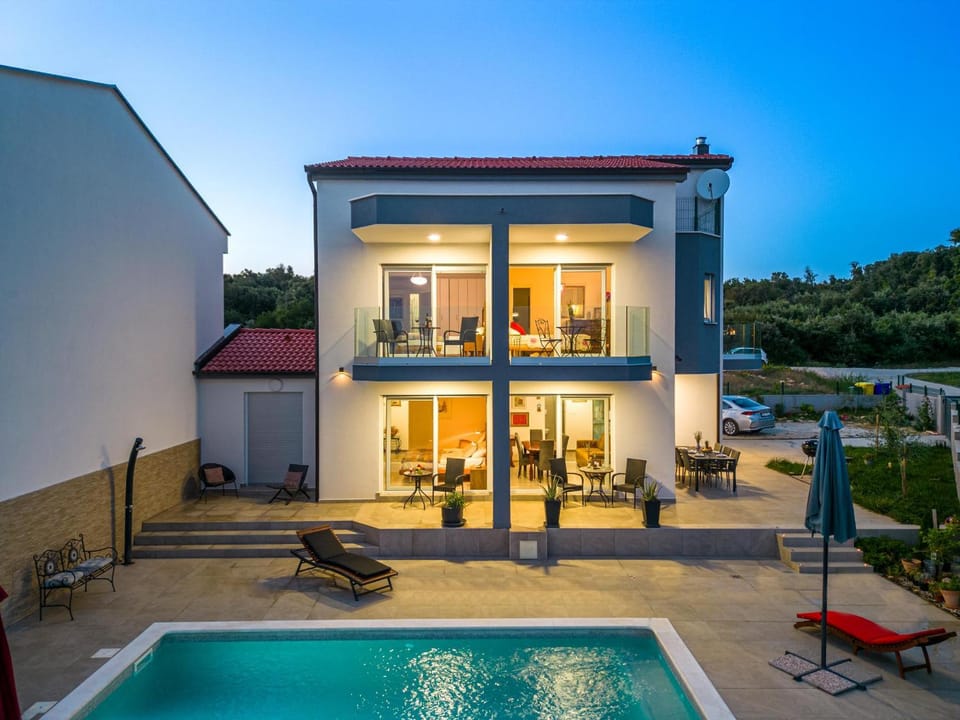 Property building, Patio, Day, Natural landscape, Seating area, Pool view, Swimming pool, Parking, sunbed