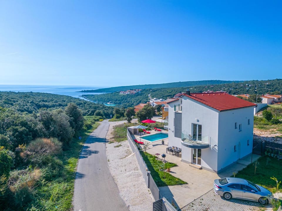 Property building, Day, Neighbourhood, Natural landscape, Bird's eye view, Sea view, Street view, Swimming pool, Parking
