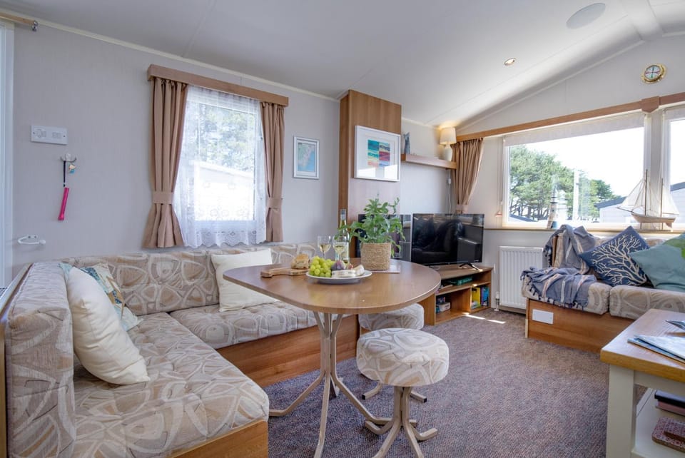 Cheerful holiday home at Landscove Holiday Park in Brixham House in Brixham