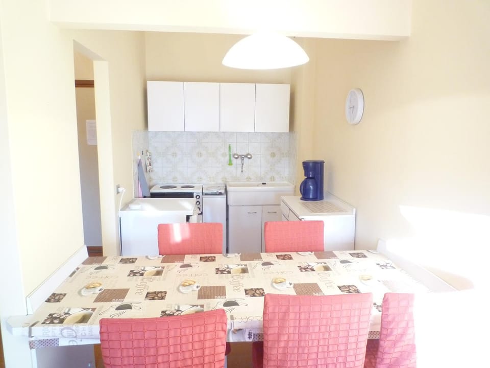 Kitchen or kitchenette, Dining area, stove