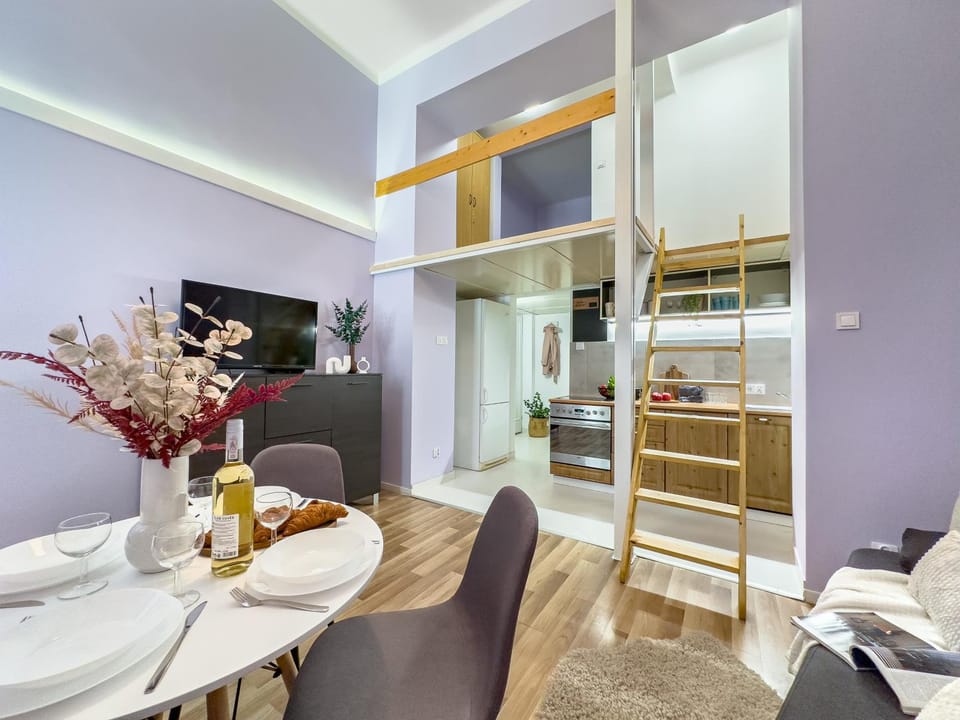 Bed, TV and multimedia, Kitchen or kitchenette, Living room, Photo of the whole room, Seating area, Dining area, Bedroom, wardrobe