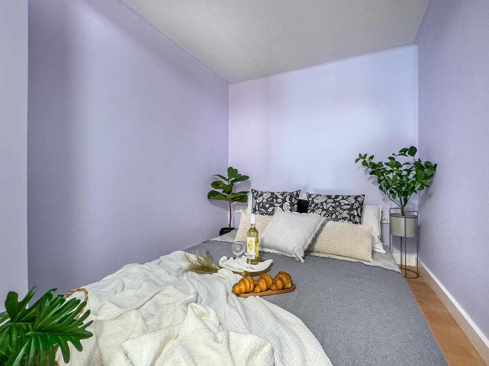 Bed, Photo of the whole room, Seating area, Bedroom