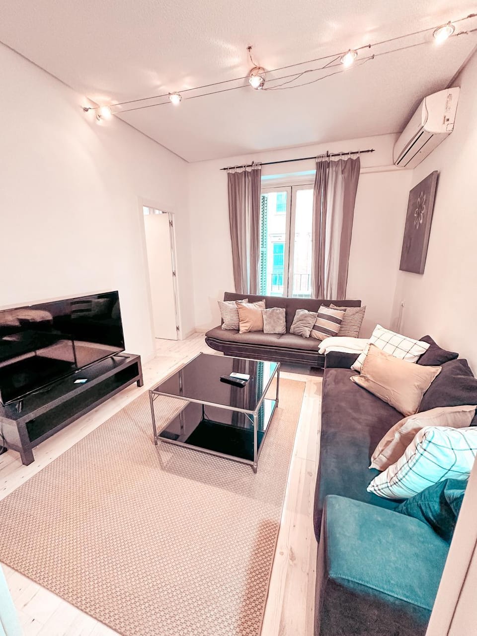 Bed, TV and multimedia, Living room, Seating area, Evening entertainment, air conditioner