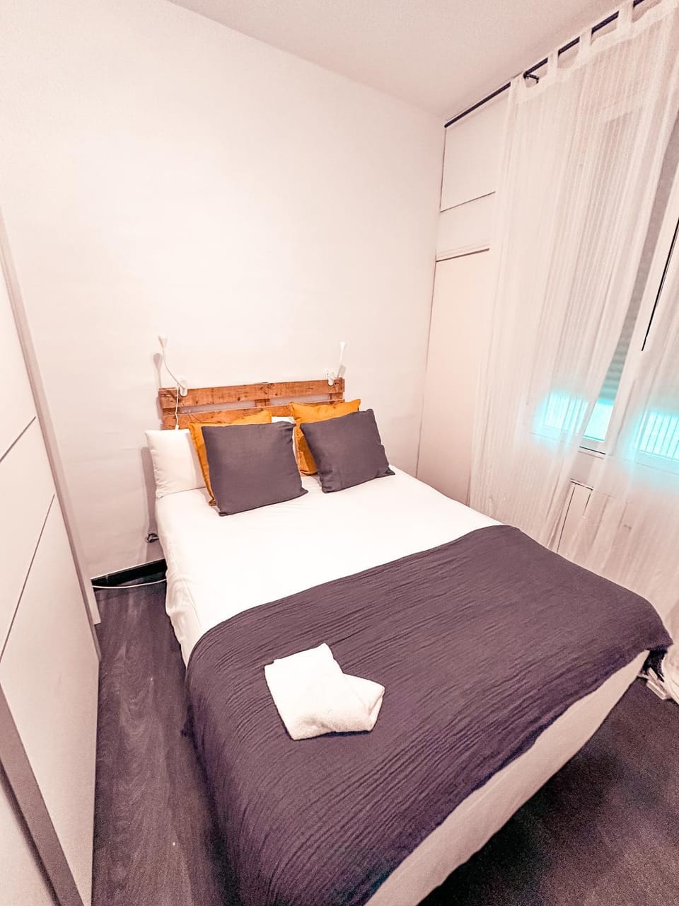 Bed, Photo of the whole room, Bedroom, towels