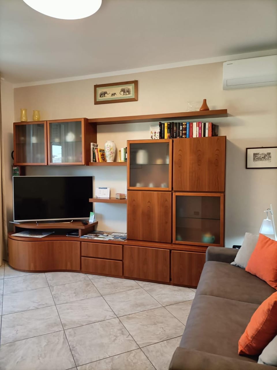 Communal lounge/ TV room, TV and multimedia, Living room, Seating area, Evening entertainment, air conditioner