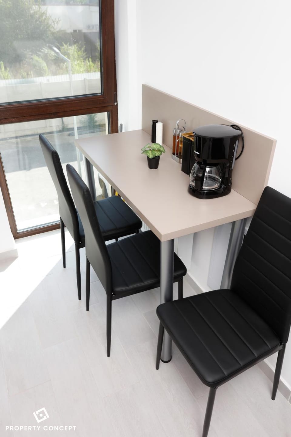 Coffee/tea facilities, Kitchen or kitchenette, Dining area, minibar
