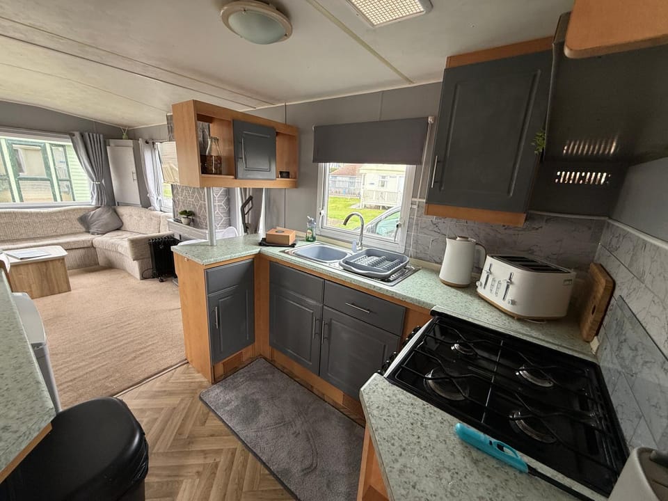 Seaview 203 - Ingoldmells, pet friendly, WiFi, bed linen and close Fantasy Island - Meadow Lakes Caravan & Lodge Hire Apartment in Ingoldmells