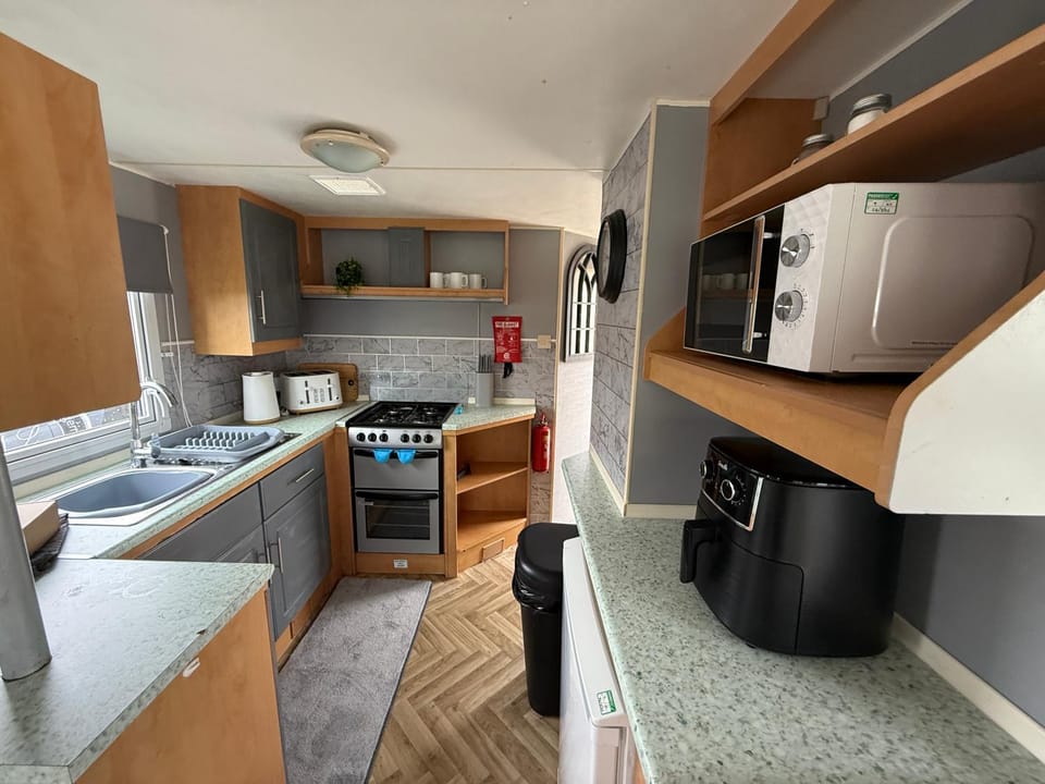 Seaview 203 - Ingoldmells, pet friendly, WiFi, bed linen and close Fantasy Island - Meadow Lakes Caravan & Lodge Hire Apartment in Ingoldmells