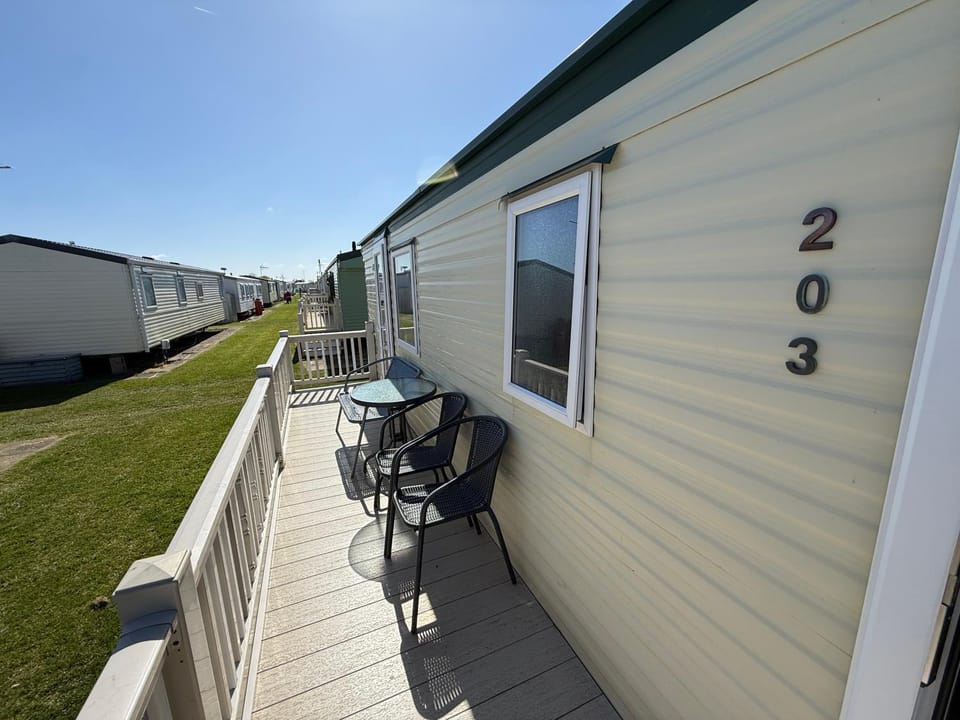 Seaview 203 - Ingoldmells, pet friendly, WiFi, bed linen and close Fantasy Island - Meadow Lakes Caravan & Lodge Hire Apartment in Ingoldmells