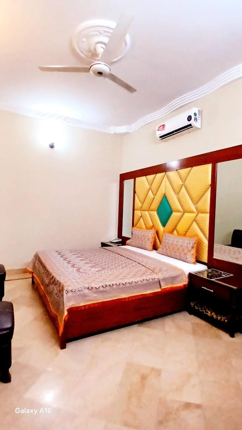 GULSHAN PALACE Near AghaKhanHospital ExpoCenter Airport Hotel in Karachi