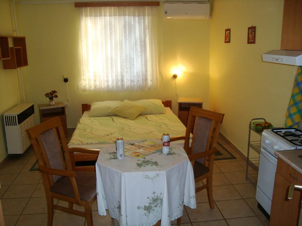 Bedroom, locker, air conditioner