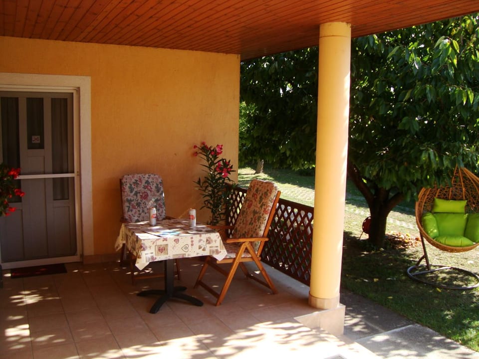 Balcony/Terrace, Garden view, locker
