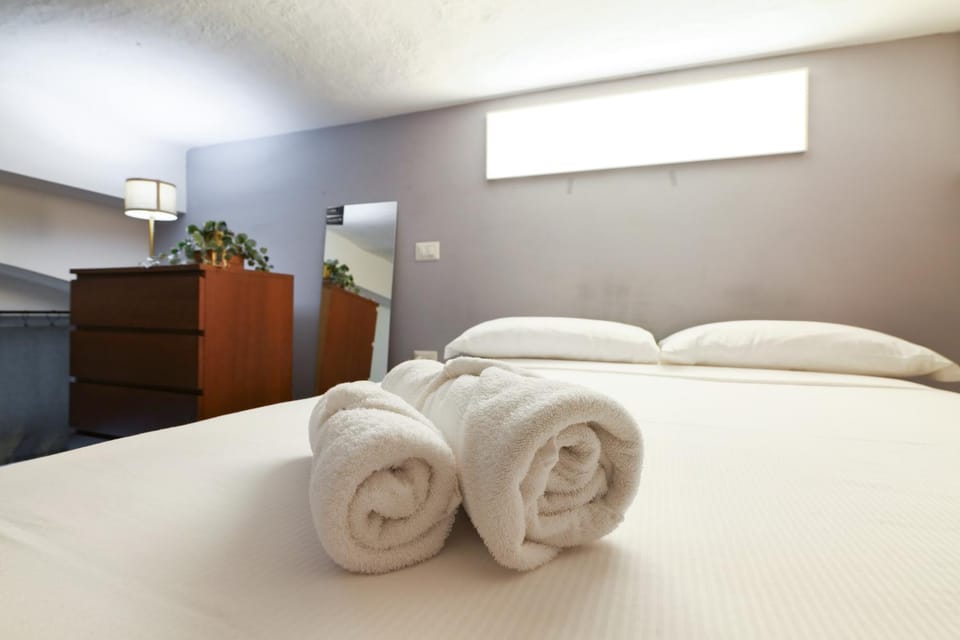 Bed, Photo of the whole room, Bedroom, towels