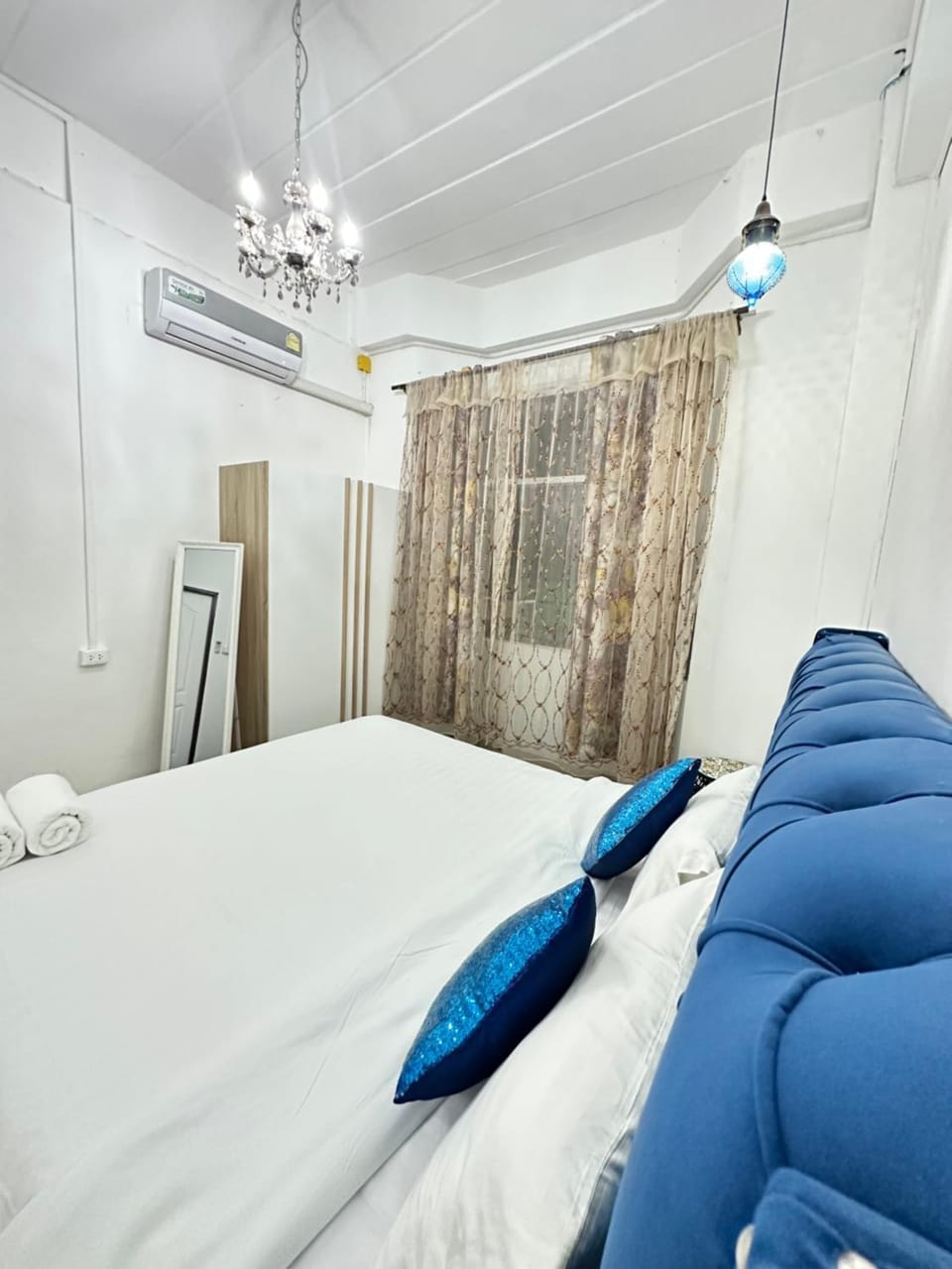 Bed, Living room, Photo of the whole room, Seating area, Bedroom, air conditioner