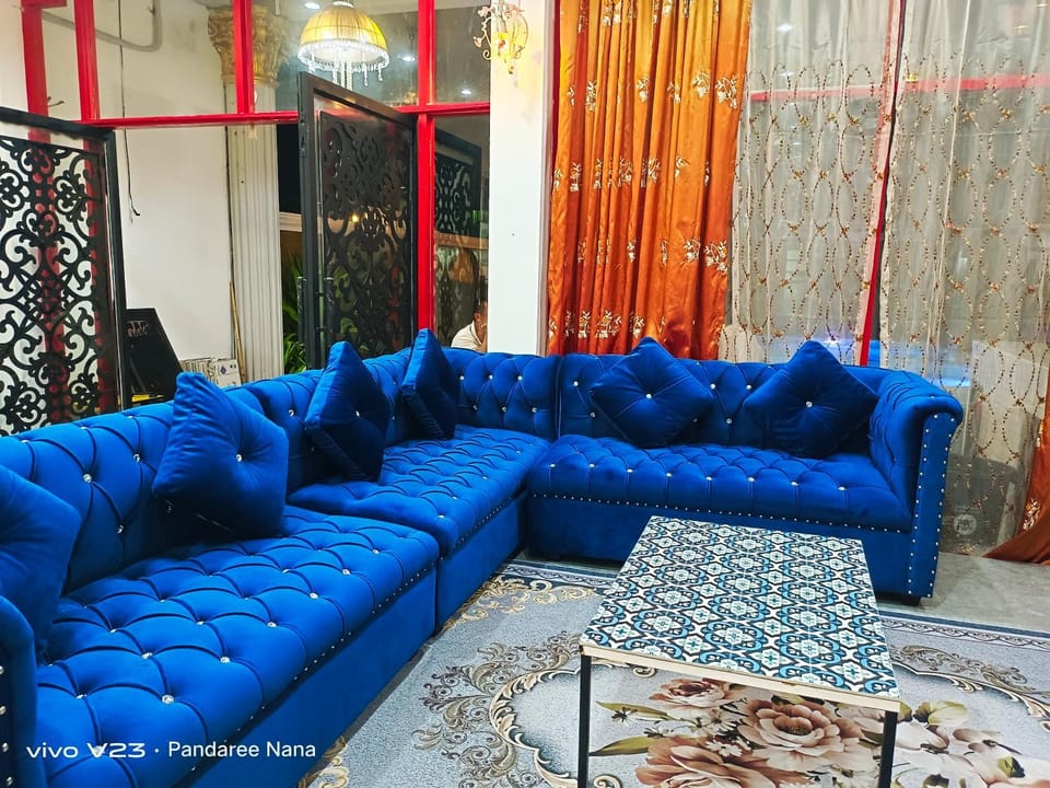 Property building, Restaurant/places to eat, Communal lounge/ TV room, Living room, Decorative detail, Seating area, Evening entertainment, Evening entertainment, Entertainment, Entertainment