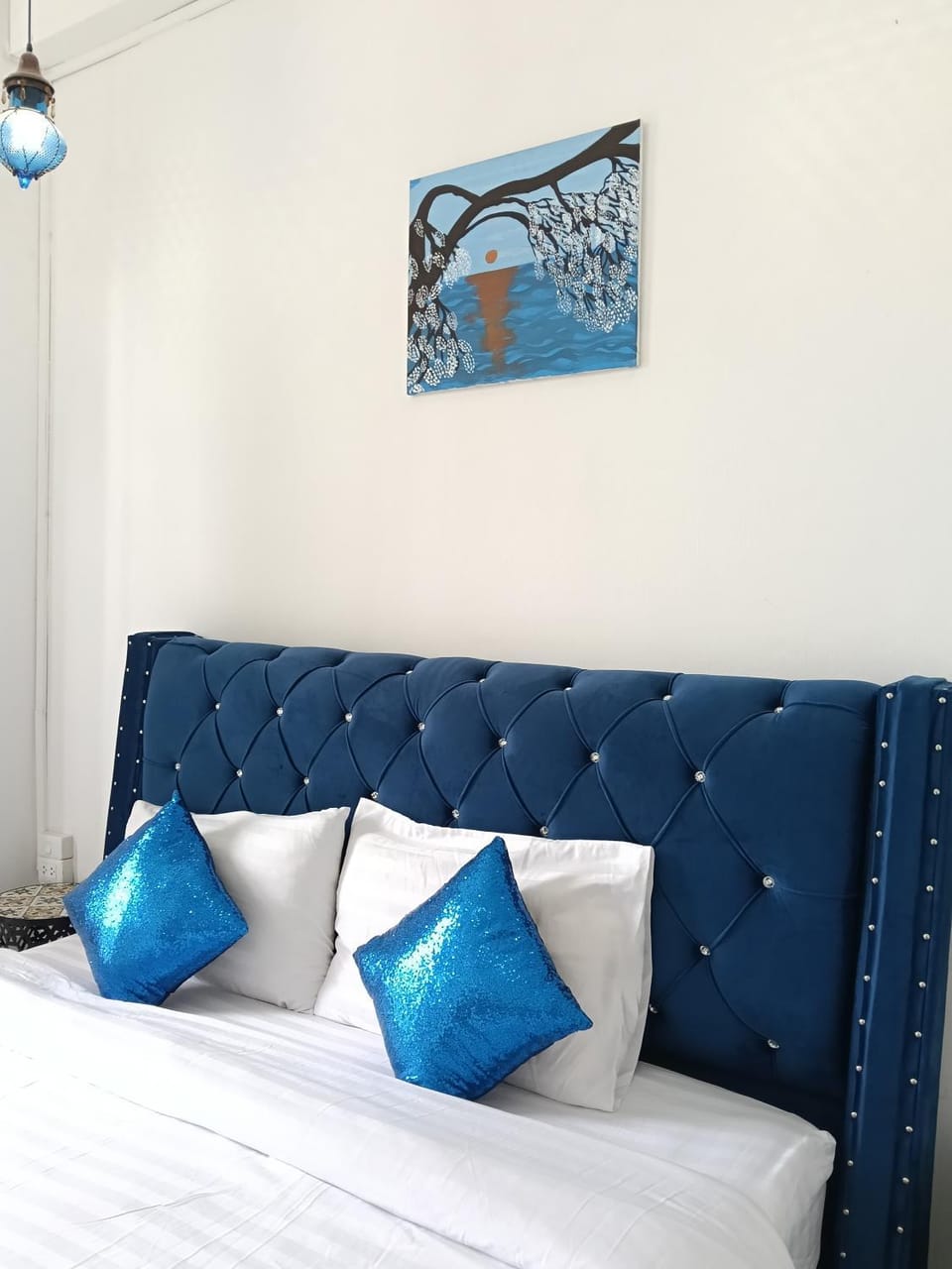Bed, Photo of the whole room, Decorative detail, Seating area, Bedroom