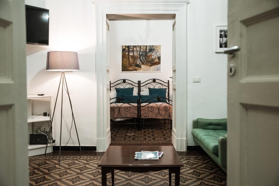Bed, Seating area