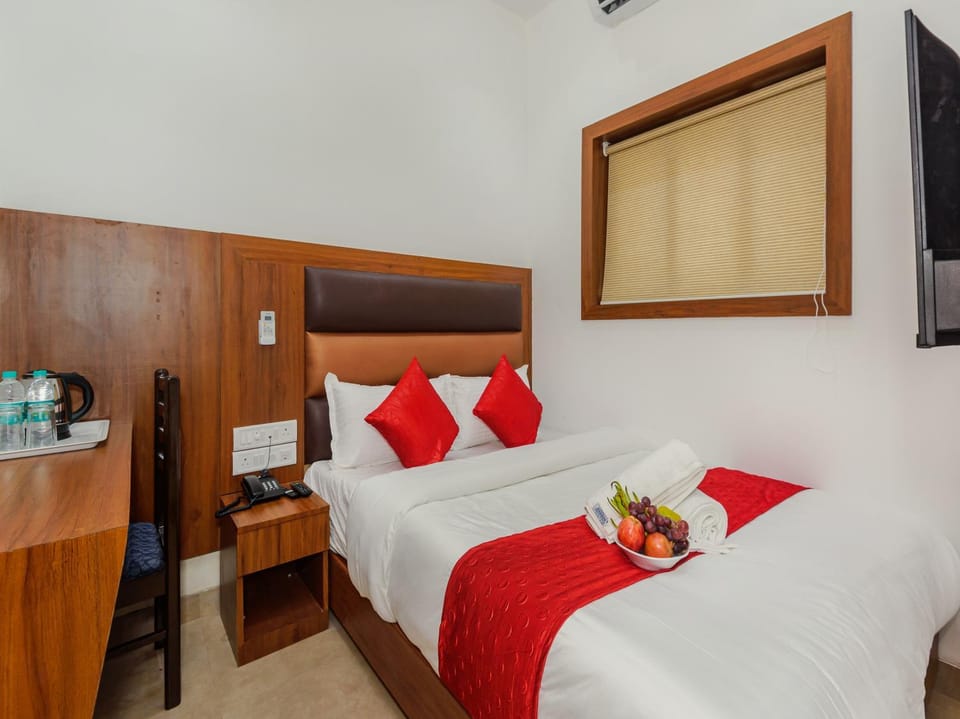 Bed, Seating area, Bedroom