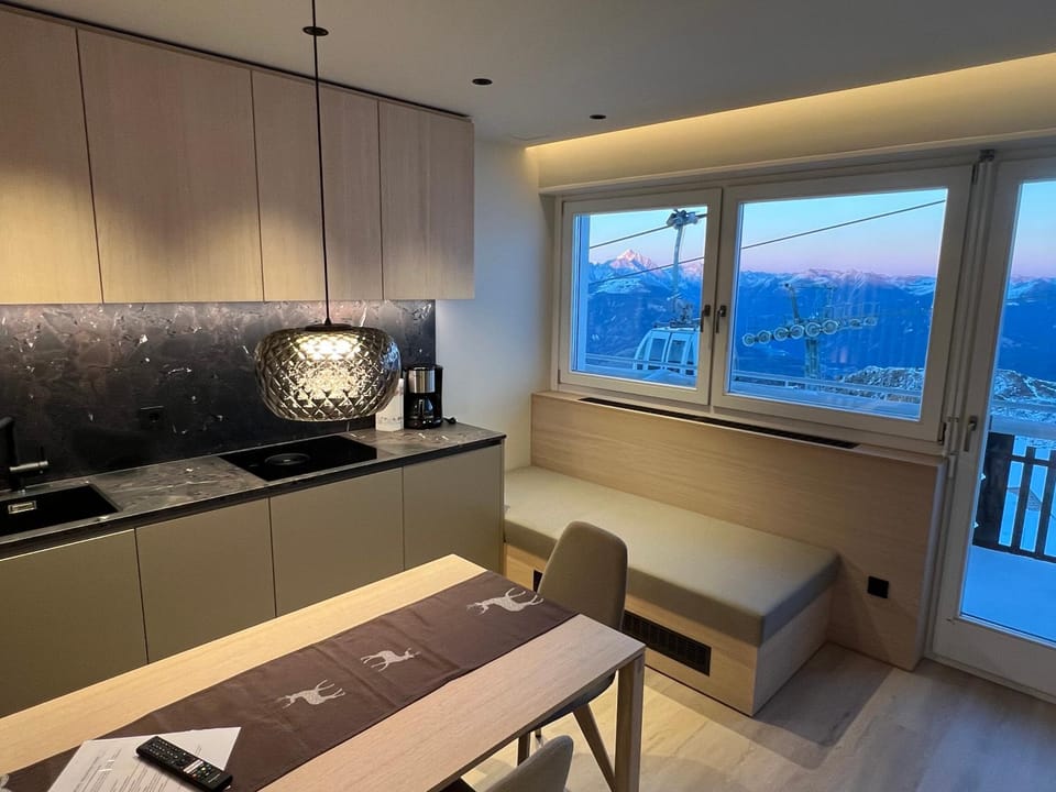 Kitchen or kitchenette, Dining area, Mountain view