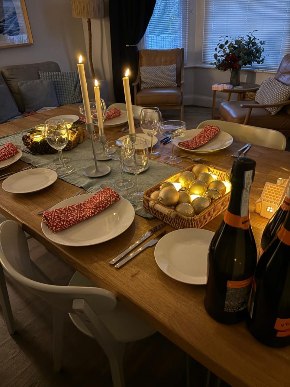Decorative detail, Dining area, Alcoholic drinks