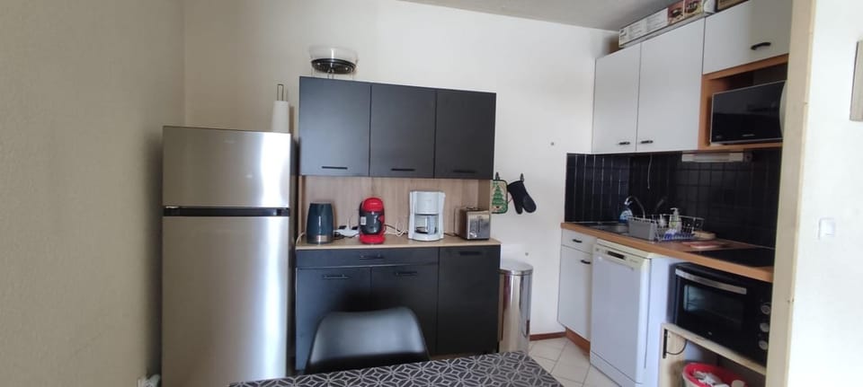 Coffee/tea facilities, Kitchen or kitchenette, dishwasher, oven, stove, toaster