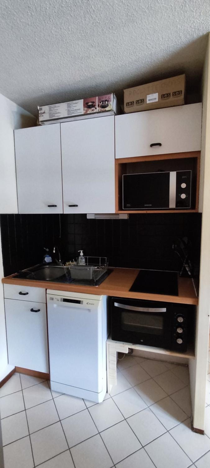 Kitchen or kitchenette, oven, stove