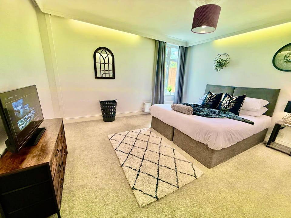 6 Bedroom House - DISC0UNTS - Pool Table, Parking, Contractors, Group, Family House in Colchester