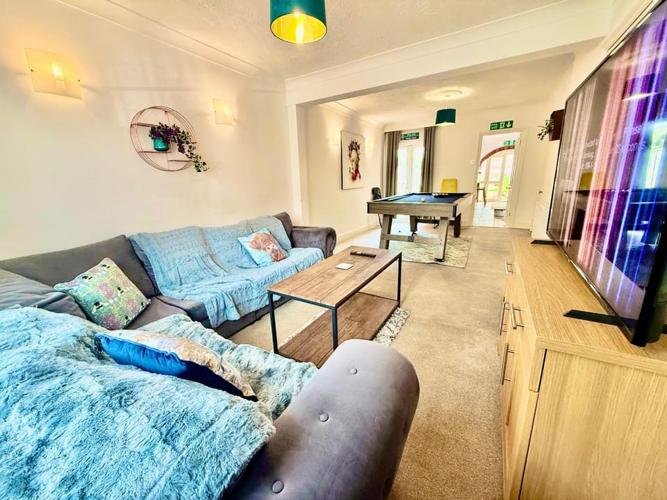 6 Bedroom House - DISC0UNTS - Pool Table, Parking, Contractors, Group, Family House in Colchester