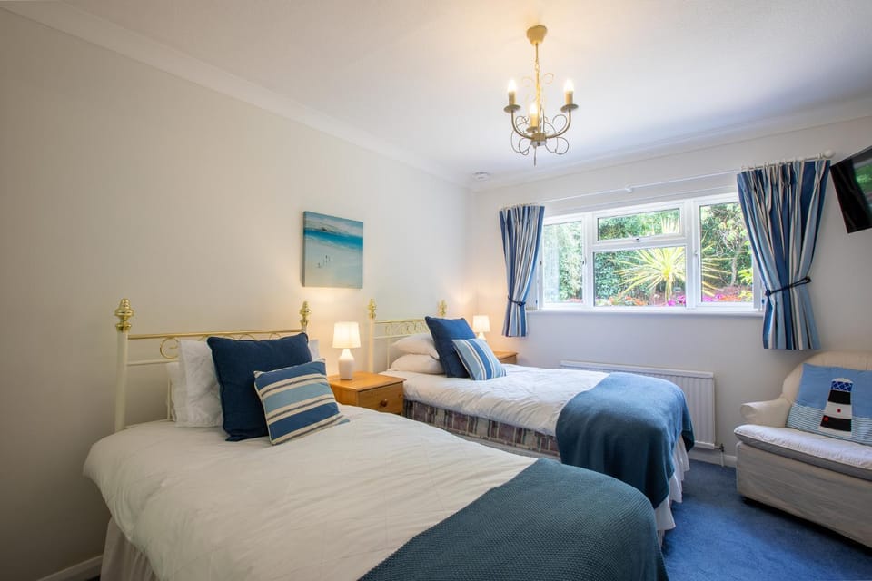 Bed, TV and multimedia, Bedroom