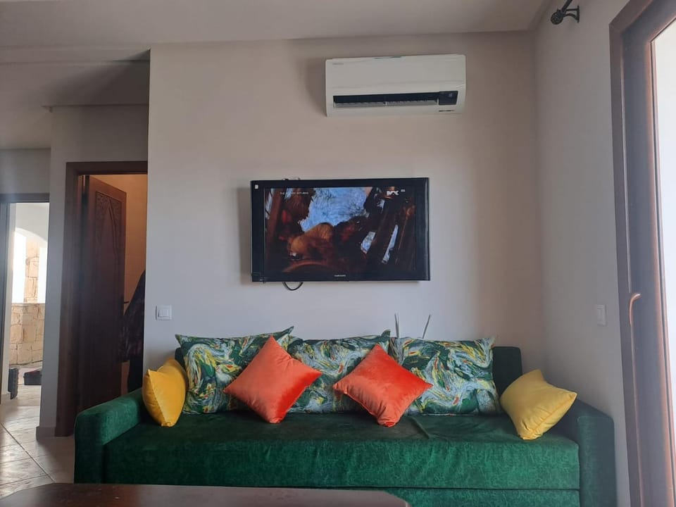 Communal lounge/ TV room, TV and multimedia, Living room, Photo of the whole room, air conditioner