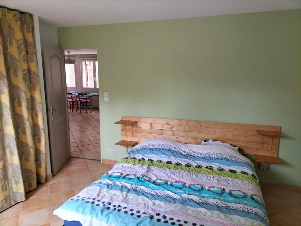 appartement au centre ville avec un beau jardin privé Apartment in Lannion