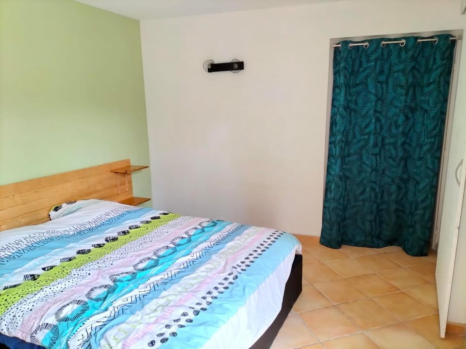 appartement au centre ville avec un beau jardin privé Apartment in Lannion